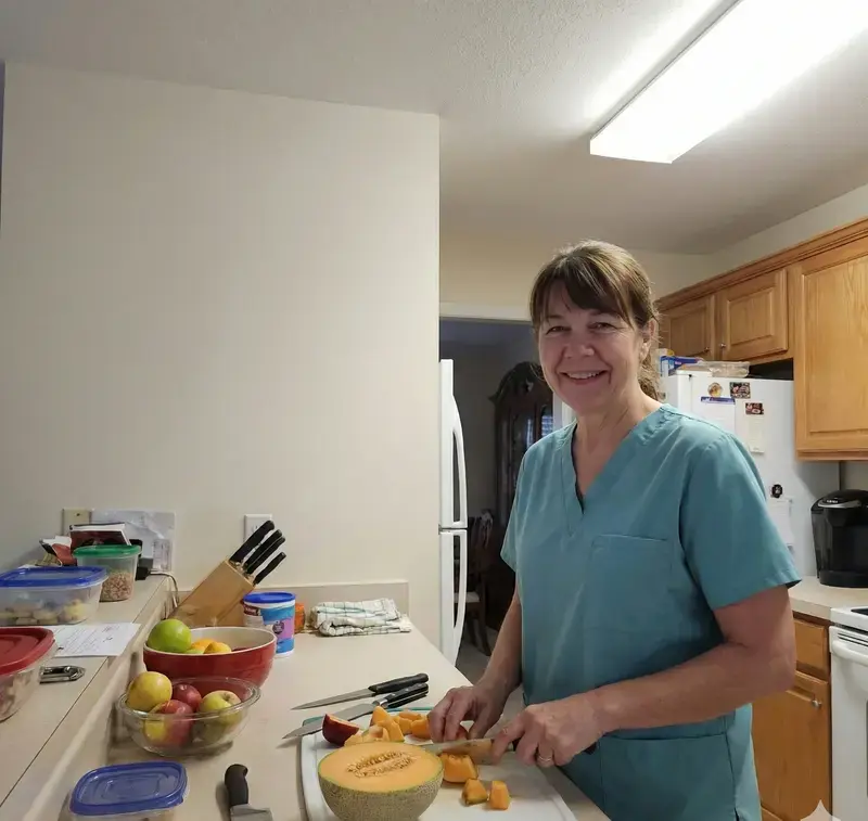 Zilda trabalhando como cuidadora